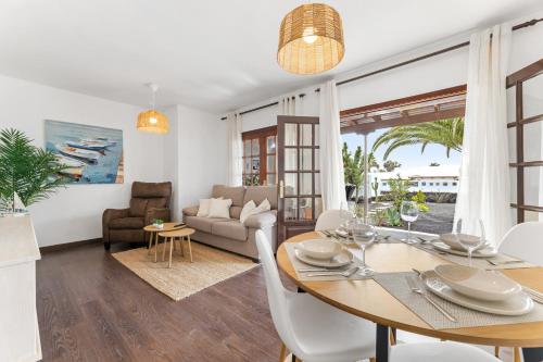 Cosy villa Alegranza 105, communal pool, private garden