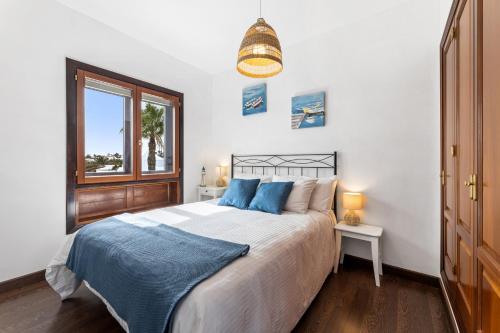 Cosy villa Alegranza 105, communal pool, private garden