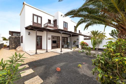 Cosy villa Alegranza 105, communal pool, private garden