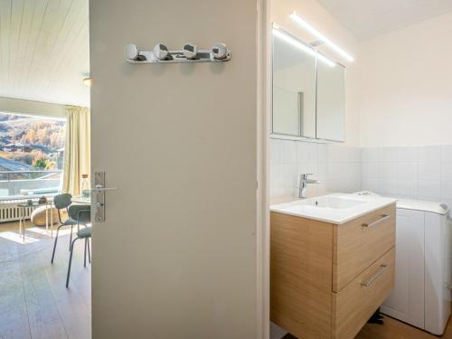 une salle de bain avec un lavabo et un miroir dans l'établissement Studio cosy pour 4 avec balcon et wifi à Val-d'Isère - FR-1-694-364, à Val dʼIsère