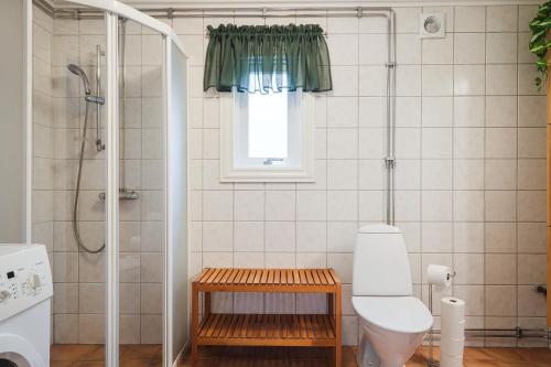 Ένα μπάνιο στο Guestly Homes - 2BR Lodge with Sauna