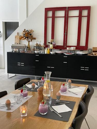 una sala da pranzo con tavolo in legno e sedie di La Maison Culier a Saint-Cyprien