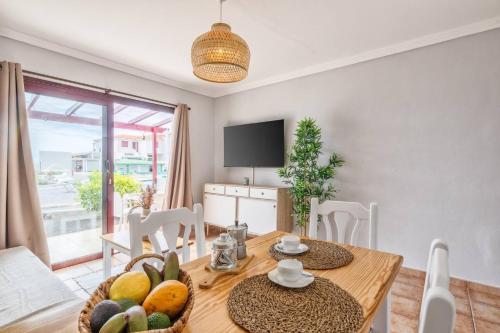 Un comedor con una mesa con fruta encima. en Sarelen 3, paz y excelente ubicación, en Breña Baja