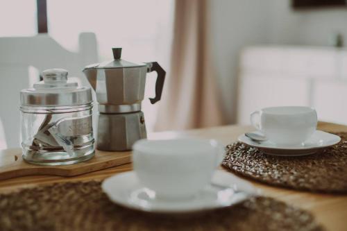una cafetera y tazas en una mesa de madera en Sarelen 3, paz y excelente ubicación, en Breña Baja