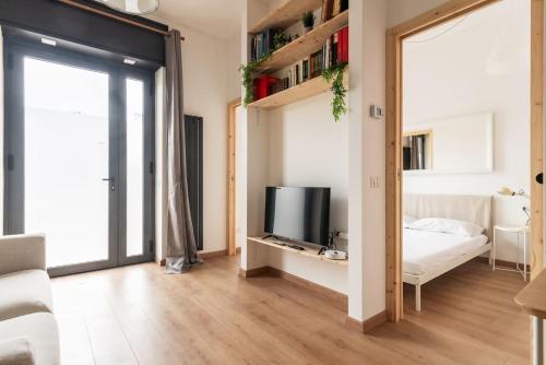 un salon avec un lit et une télévision dans l'établissement AirLoft 2 confort vicino a Rho Fiera, à Rho