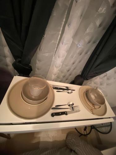 un poêle blanc avec une tasse sur le dessus dans l'établissement Magnifique studio calme, à Saint-Rémy-en-Rollat