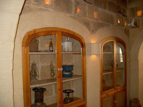 um quarto com dois armários de porcelana numa parede em Barumbara Farmhouse em Sannat