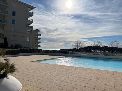 une grande piscine devant un immeuble dans l'établissement F2 cozy vue mer, piscine, parking, tout à pied !, à Antibes