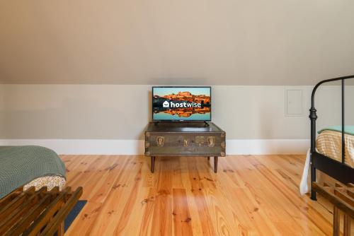 Host Wise - Modern Design Duplex w Balcony