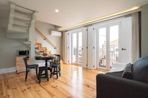 Host Wise - Modern Design Duplex w Balcony