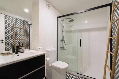 Host Wise - Modern Design Duplex w Balcony