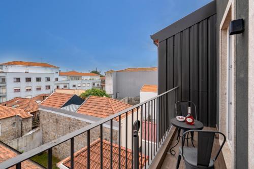 Host Wise - Modern Design Duplex w Balcony