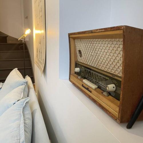 - un lit avec une boîte en bois sur le mur dans l'établissement Maison l'Héritage by La Boîte en Plus, à Senlis