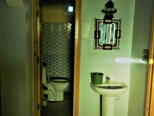 Ένα μπάνιο στο Sahara Apartements