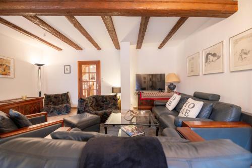 a living room with couches and a piano at S'Hüsli - Maison vigneronne au coeur du vignoble in Bergheim
