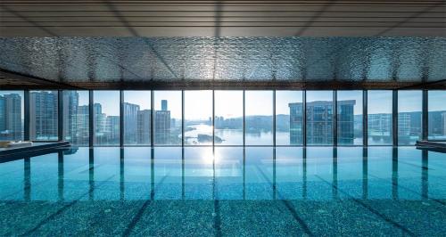 Kolam renang di atau dekat dengan Hotel Indigo Changsha Meixi Lake