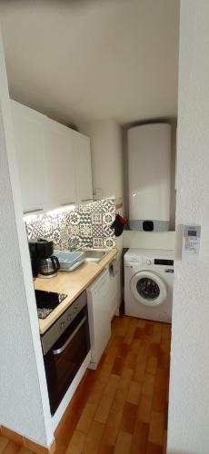 Il comprend une petite cuisine équipée d'une cuisinière et d'un évier. dans l'établissement Les Maldives 150m de la plage richelieu - linge et ménage compris, au Cap d'Agde