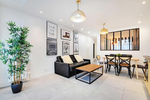un salon avec un canapé et une table dans l'établissement Super appartement 2BR 6P Bastille, à Paris