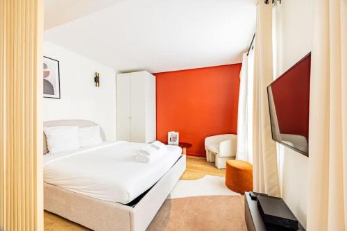 une chambre avec un lit blanc et une télévision dans l'établissement 11#Studio 2 pers#Bon Marché#St Germain#Paris 6, à Paris