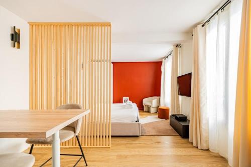 une chambre avec un lit et une table dans une pièce dans l'établissement 11#Studio 2 pers#Bon Marché#St Germain#Paris 6, à Paris
