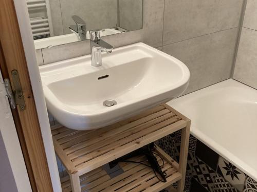 une salle de bain avec un lavabo blanc et un miroir dans l'établissement Appartement cosy à Châtel : 5 pers, balcon, parking, WIFI - FR-1-676-32, à Châtel