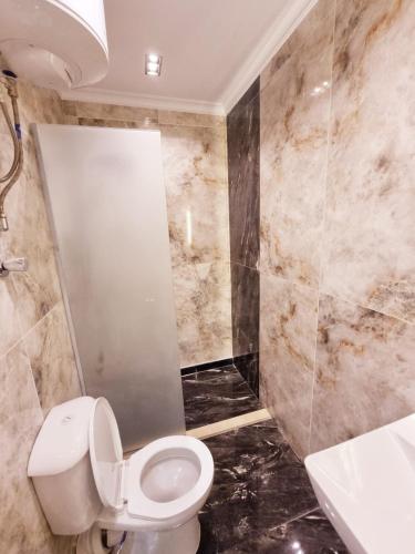 Un baño con un inodoro blanco y un lavabo. en New Studios for Students near MSA University, en Seis de Octubre