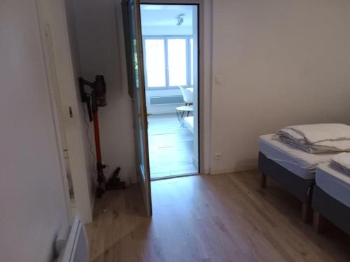 une chambre avec une porte menant à une chambre avec un lit dans l'établissement la campagne aux portes de Toulouse, à Vigoulet-Auzil