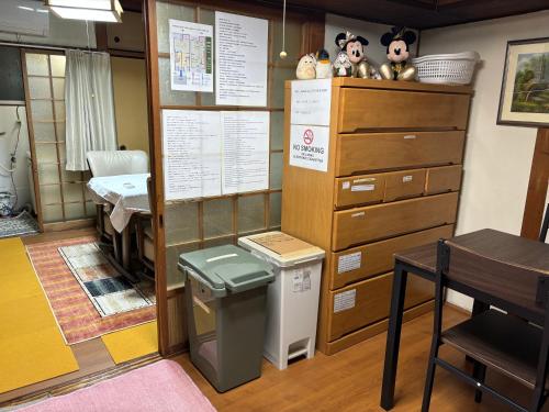 una camera con una stanza d'ospedale con un cestino e un tavolo di AnNam Stay HOTARUGAIKE - - whole two story house rental a Toyonaka