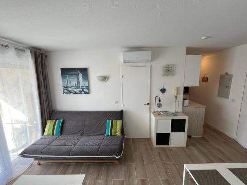 F2 climatisé, piscine, parking, tout à pied