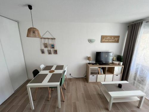 F2 climatisé, piscine, parking, tout à pied