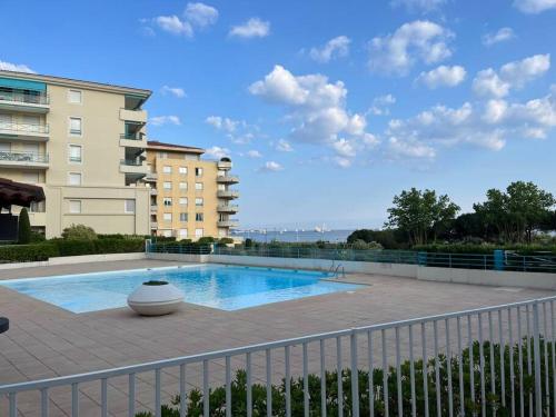 une piscine devant un immeuble dans l'établissement F2 climatisé, piscine, parking, tout à pied, à Antibes