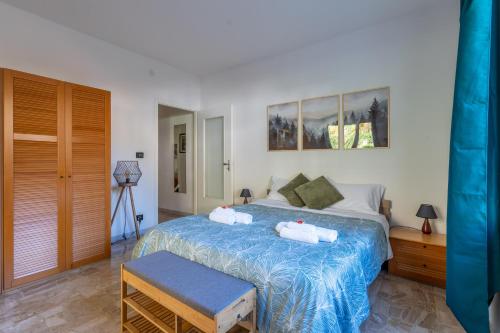 Un dormitorio con una cama con dos toallas encima. en Simone Case Vacanze - Casa Utopia, en Molini di Triora