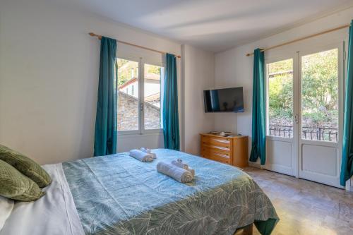 a bedroom with a bed with two towels on it at Simone Case Vacanze - Casa Utopia in Molini di Triora
