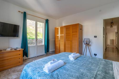 Un dormitorio con una cama con dos toallas encima. en Simone Case Vacanze - Casa Utopia, en Molini di Triora