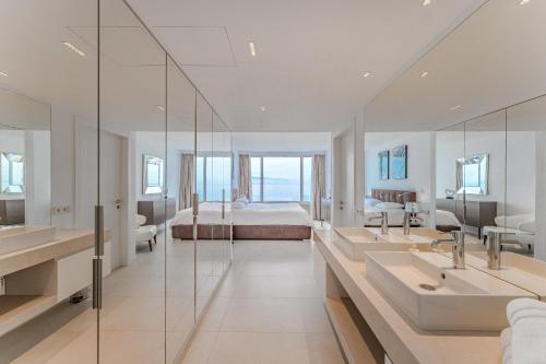 a large bathroom with two sinks and a bed at SVB Aquasuites Luxury Penthouse - A02 in Santiago del Teide