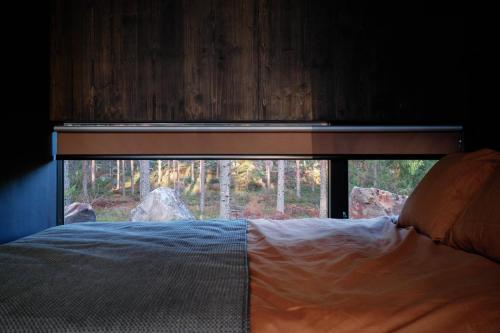 Postel nebo postele na pokoji v ubytování Coastal Forest Cabin in Sweden