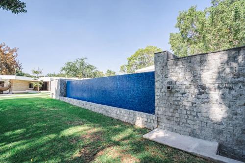 a retaining wall in a yard next to a grass field at Private Bungalow Cajititlan Pool in Cajititlán