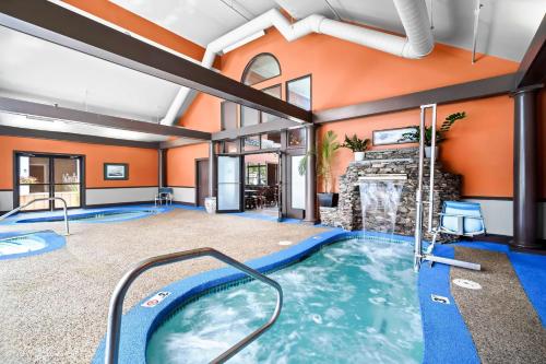 a jacuzzi tub in a room with orange walls at Best Western Merry Manor Inn in South Portland