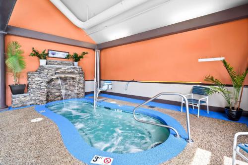 a jacuzzi tub in the middle of a room at Best Western Merry Manor Inn in South Portland
