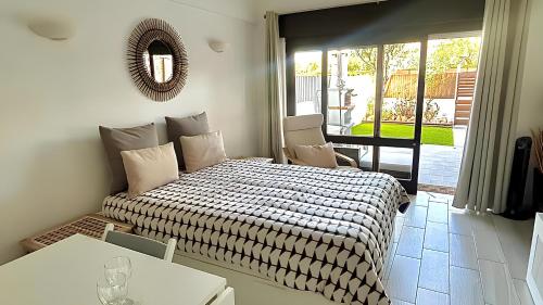 Magnific Studio with a cozy garden, 5 minutes to the beach