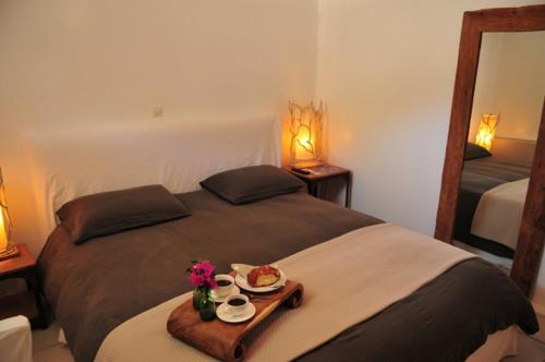 una camera da letto con un letto con un vassoio di cibo sopra di Waterfront Luxurious Villa - Kea Island a Melissaki