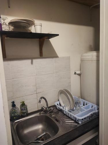 d'un évier de cuisine avec un sèche-linge. dans l'établissement Chambre st Vallier, à Saint-Vallier