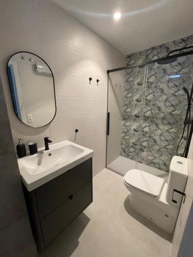 A 4 min andando del metro 3 habitaciones con baño privado