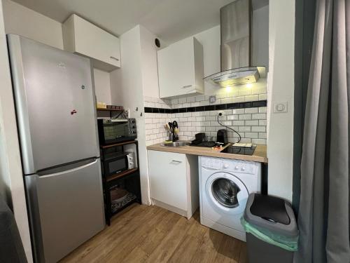 une cuisine avec un lave-linge et un lave-linge dans l'établissement Studio Factory Loft, à La Grande Motte