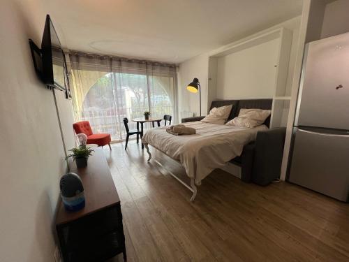 une chambre avec un lit et une table avec une chaise dans l'établissement Studio Factory Loft, à La Grande Motte