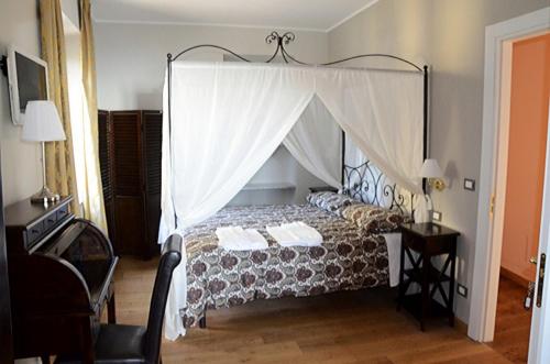 A bed or beds in a room at Relais Ristorante Sanfront