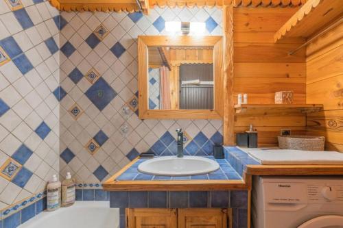 une salle de bain avec un lavabo et une machine à laver dans l'établissement Prarion - Modern apartment 4 pax Next to Ski lift - By Cozee Rentals, aux Houches