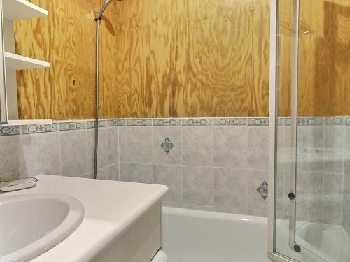 une salle de bain avec un lavabo blanc et une douche dans l'établissement Studio divisible au pied des pistes avec balcon, WiFi et lave-linge - FR-1-455-250, à La Plagne Tarentaise