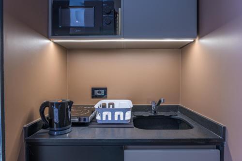 Dapur atau dapur kecil di Anoor Studios & Apartments in Gemmayze