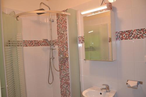bagno con doccia e lavandino di Apartments Haltmar a Ostružná